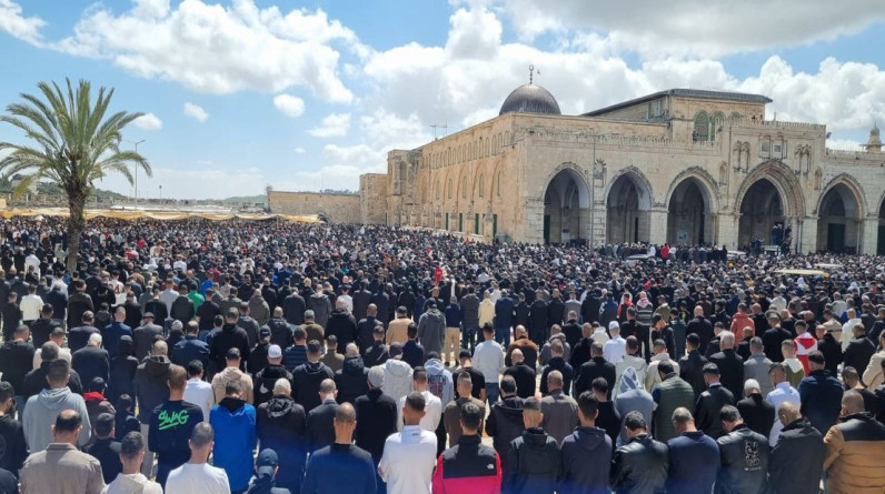 صور وفيديو| 120 ألف مصلٍ بالمسجد الأقصى في الجمعة الثانية من رمضان